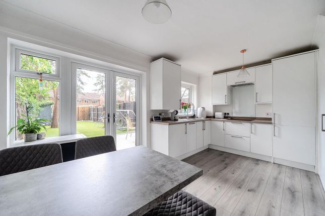 25, Martindale Avenue, Camberley photo 3