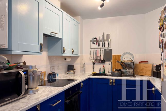 Flat 34, Finlay Court, Crawley photo 4