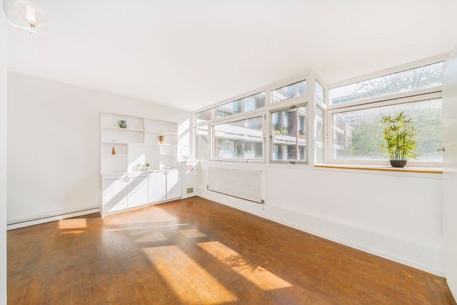 Flat 148, Crescent House, Golden Lane Estate, London photo 4