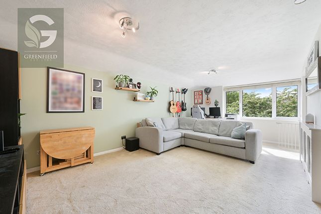 4 Hazel Mead, Epsom photo 2