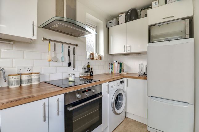 11 Wolsey Grove, Esher photo 2