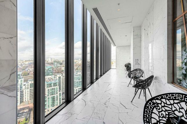 Penthouse for sale in Bondway, London, 1