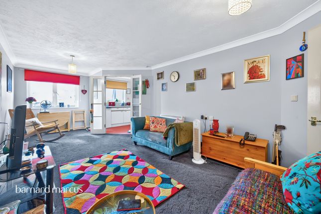 Flat 48, Felbridge Court, High Street, Feltham photo 2