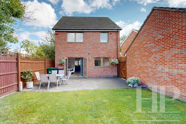 25 Delrogue Road, Crawley photo 3