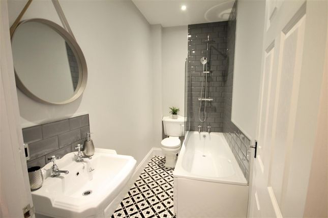 11 Ellesmere Road, Manchester photo 4