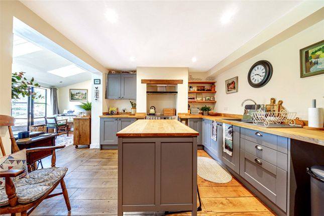 32, Priors Hill, Swindon photo 4