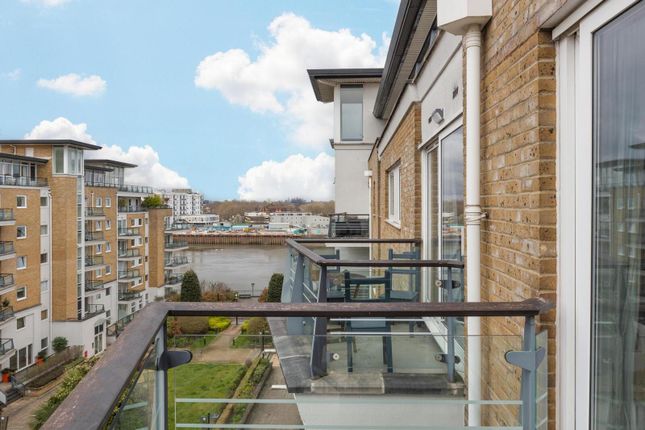 Flat to rent in Compass House, Smugglers Way