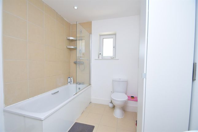 Flat 4 Bluebell Court, Tranquil Lane, Harrow photo 4