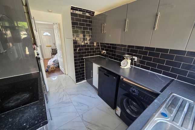 91, LUTON photo 5