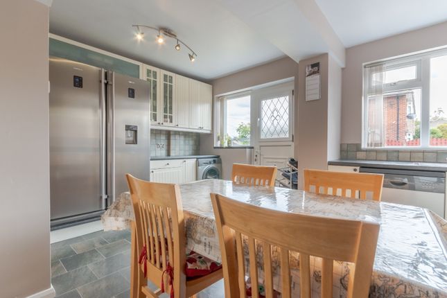 23, Roundhill Mount, West Yorkshire photo 3