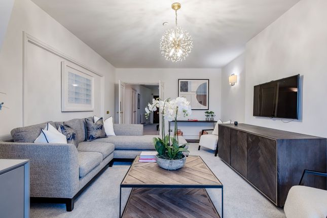 Penthouse B, London photo 2