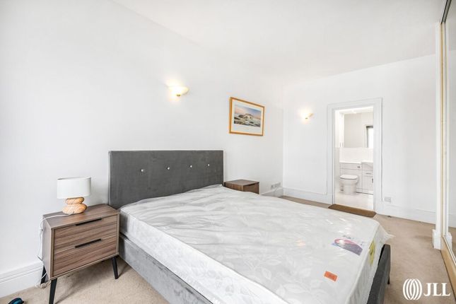 Flat to rent in Storers Quay, London