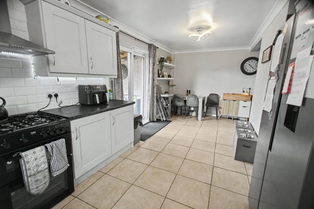 94, Claerwen, Hengoed photo 4