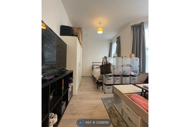 Flat, London photo 2