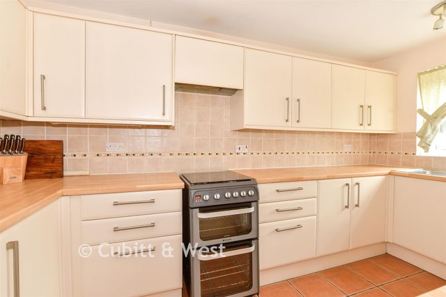 44, Dinsdale Gardens, Rustington photo 4