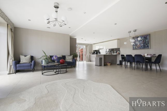 13 Lancaster House, Royal Connaught Park, BUSHEY photo 4