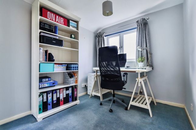 4, Kingfisher Court, Reading photo 3