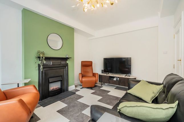 Flat 25, Winchester Court, Vicarage Gate, London photo 4