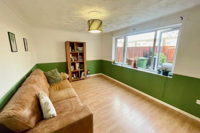 14, Holdfield, Peterborough photo 2