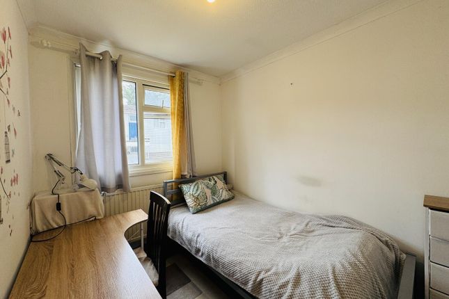 6, Webb Close, Crawley photo 5