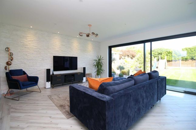 7, Fenleigh Close, Barton On Sea photo 4