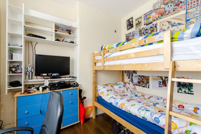 Flat for sale in Lonsdale Road, South Norwood, London