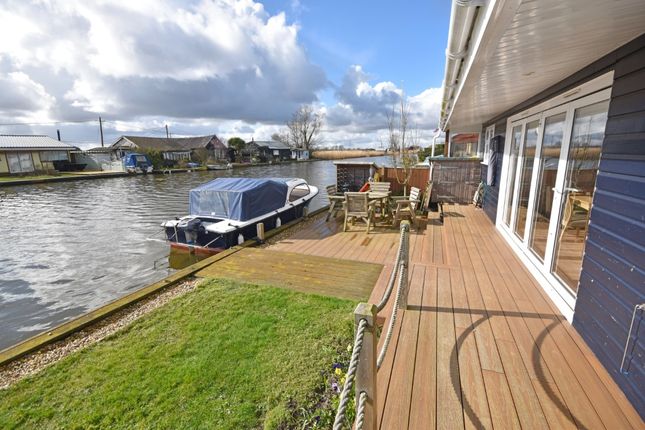 81, North East Riverbank, Potter Heigham photo 3