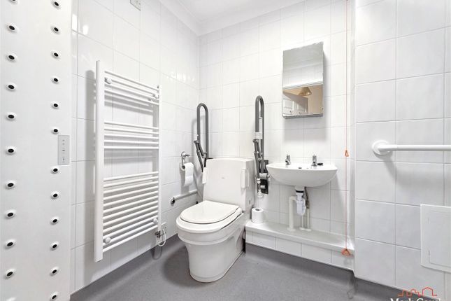 Flat 3, Oakmead Green, Epsom photo 2