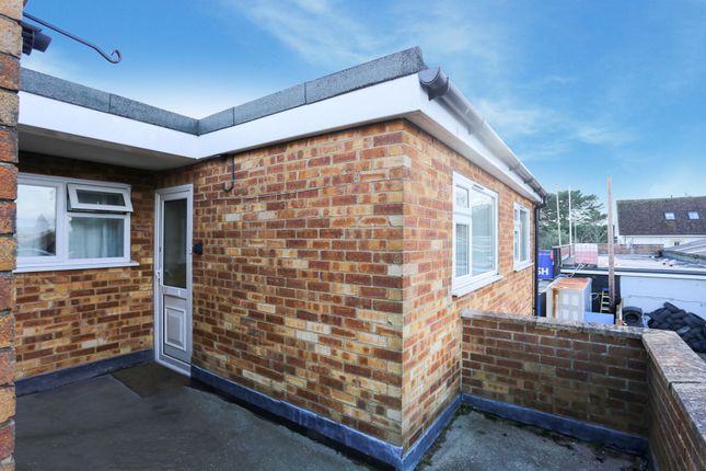 1 Solent View Court Milford Road, Lymington photo 2