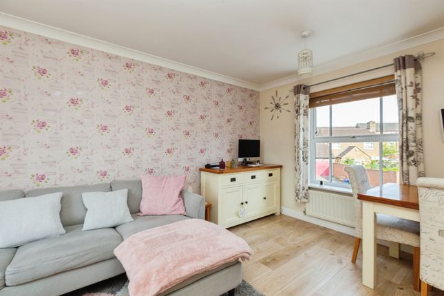 16, Disraeli Square, Aylesbury photo 4