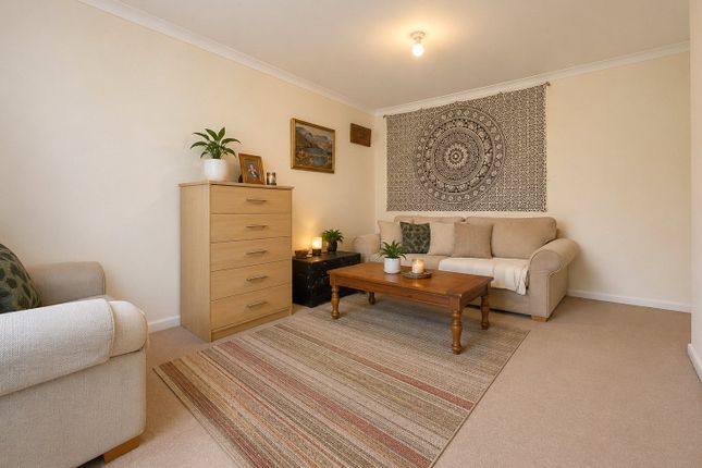 80, Ascot Court, Hampshire photo 3