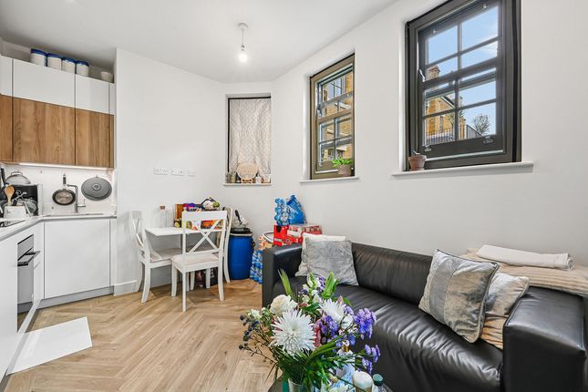 Studio flat on Chimney Mews, TOOTING, £1,750/mo