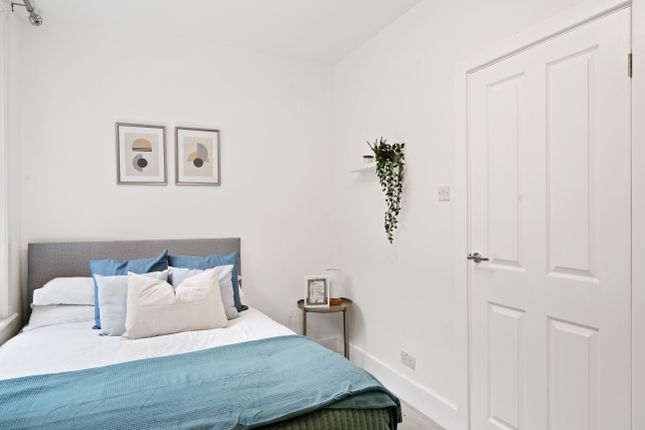 Town house to rent in Tubbs Road, London