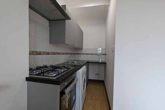Flat to rent in High Road, Finchley