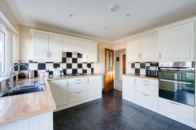 22, Leighton Crescent, Weston-super-Mare, North Somerset photo 2