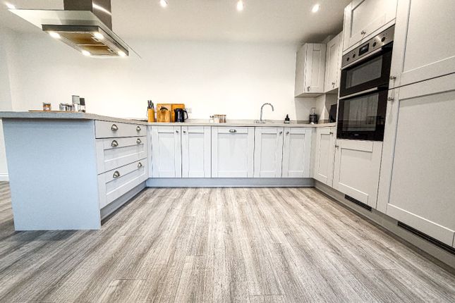 8 Yeabridge Court, Yeabridge, Somerset photo 4