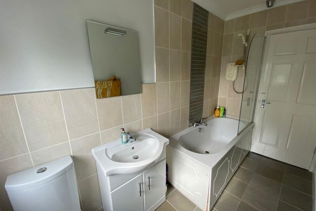 Thumbnail Flat to rent in The Roundel, Wishaw