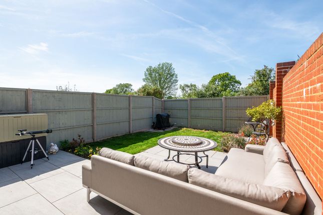12 Ledger Gardens, Reigate photo 2
