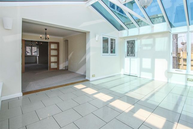 17, Park Meadow, Brentwood photo 2