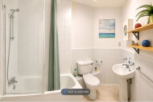 Flat, Holland Park Gardens, London photo 4