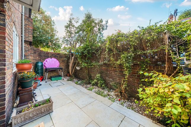 2, Holywell Close, London photo 4