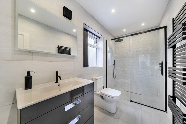 104, Brookdene Avenue, Watford photo 4