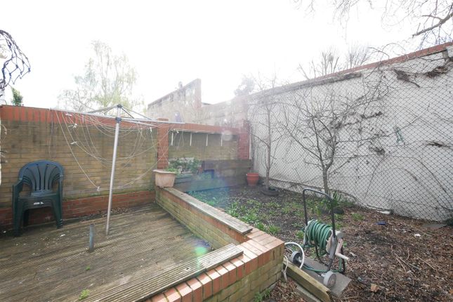 B, 27 Abbotsford Avenue, London photo 3