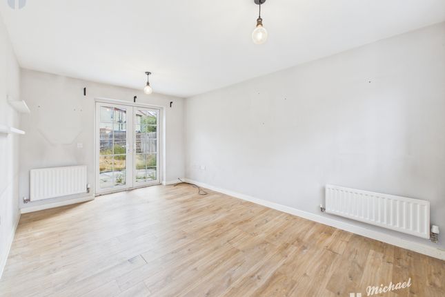 8 Siddington Drive, Aylesbury photo 3
