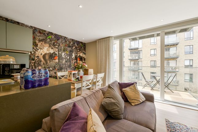 2-bed flat on Heritage Place, Brentford, £425,000