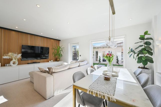 6, Burnhams Grove, Epsom photo 2