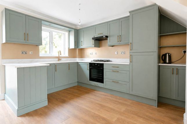 76, Bull Stag Green, Hatfield photo 3