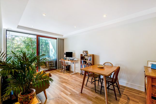 36 Knaresborough Drive, London photo 3