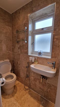 262, Westrow Drive, Room 5, Barking photo 5