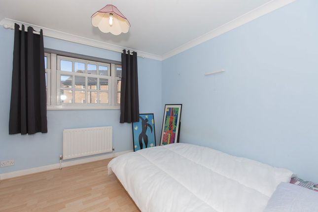 Bedser Close, London photo 4